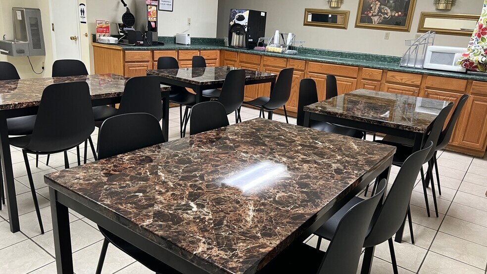 More Photos Of 1013 Highway 231 S, Troy Hotel For Sale