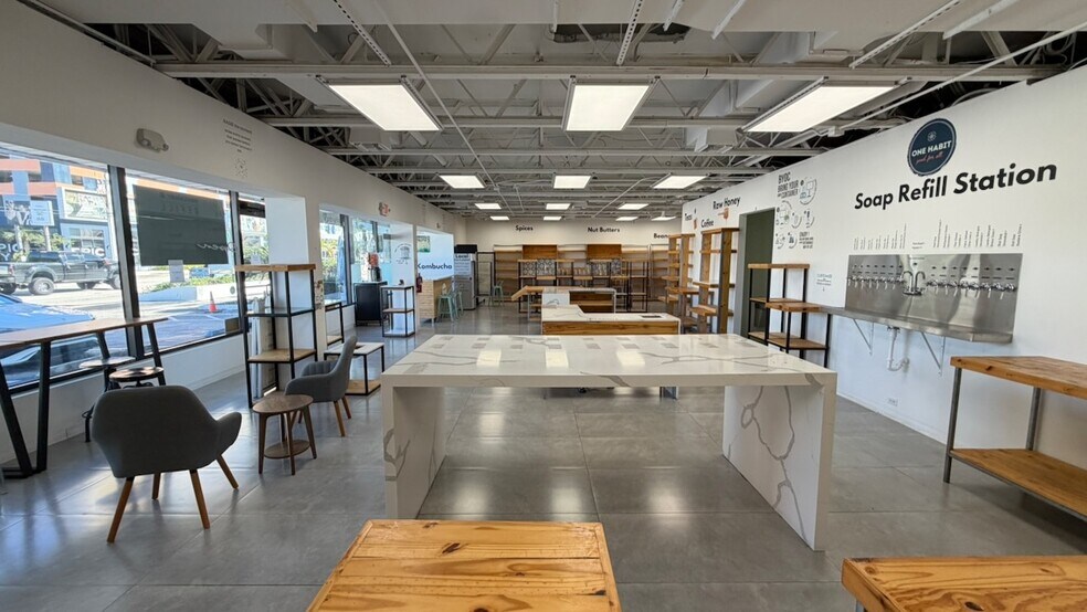 More Photos Of 2100-2104 E Oakland Park Blvd, Fort Lauderdale Freestanding For Lease