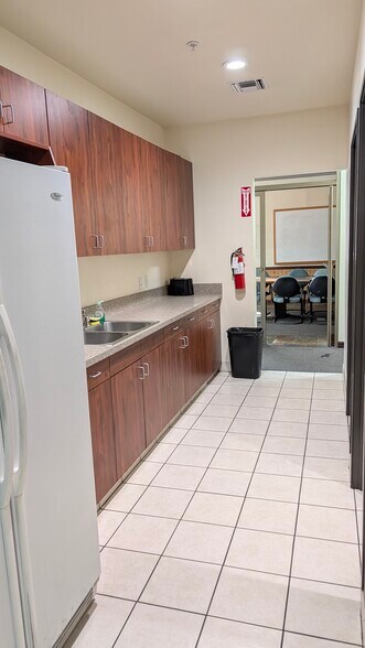 More Photos Of 19815 Hamilton Ave, Torrance Warehouse For Lease