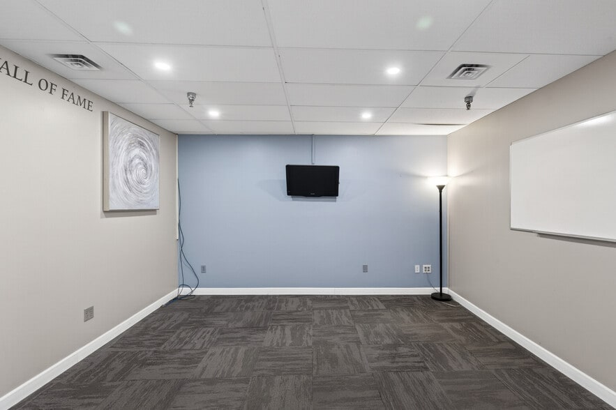 More Photos Of 1017-1023 Mainstreet, Hopkins Storefront For Lease