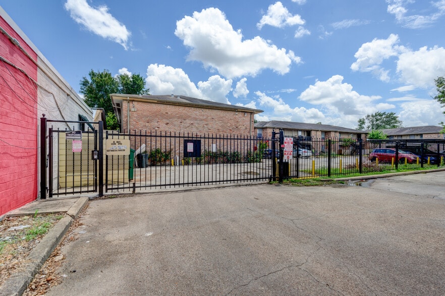 Primary Photo Of 5704 Edgemoor Dr, Houston Apartments For Sale