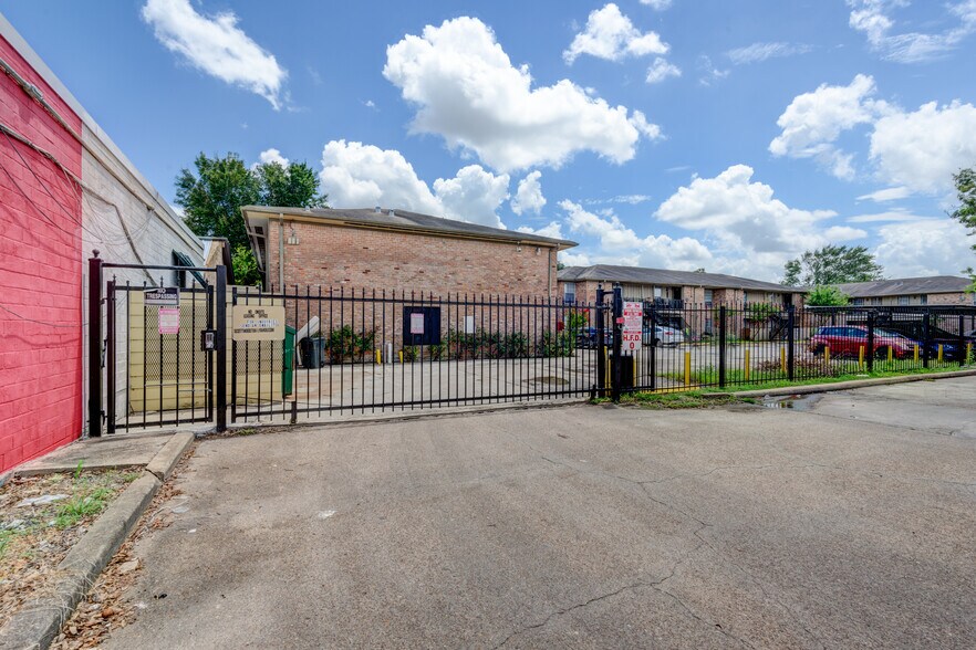 More Photos Of 5704 Edgemoor Dr, Houston Apartments For Sale
