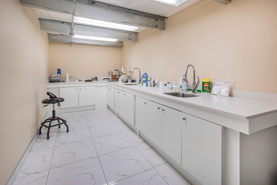 More Photos Of 5404-5420 36 St NW, Edmonton Service For Sale
