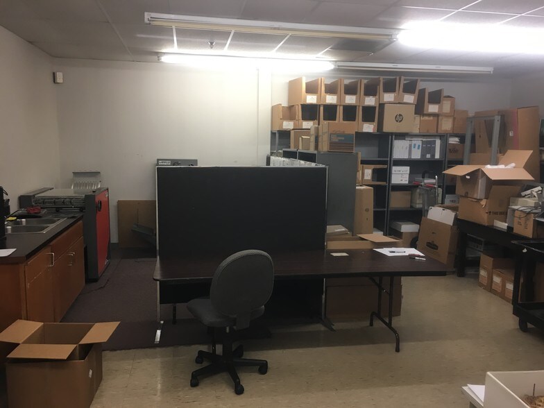 More Photos Of 3600 Regal Blvd, Memphis Showroom For Lease