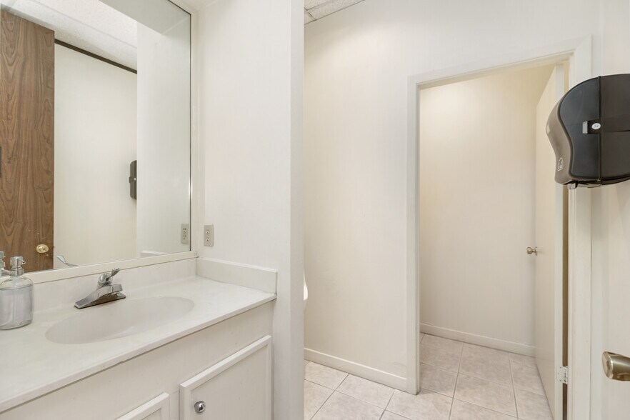 More Photos Of 14411 Cornerstone Village Dr, Houston Office For Sale