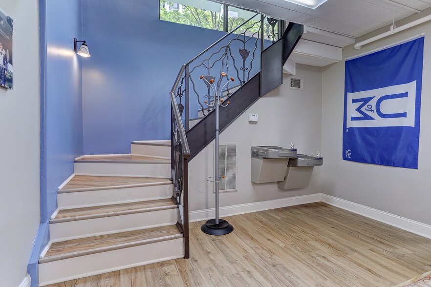 More Photos Of 95 S Main St, Memphis Storefront Retail Office For Lease