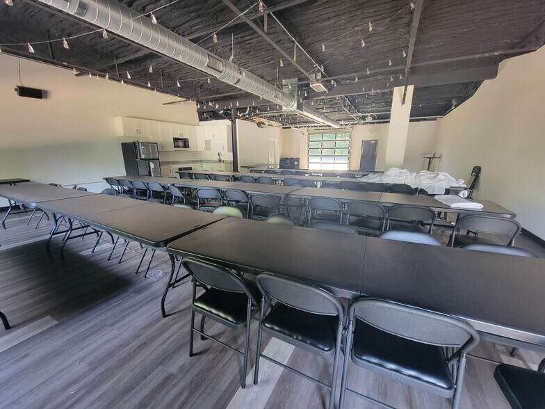 More Photos Of 206 S Walnut St, Stillman Valley Warehouse For Sale