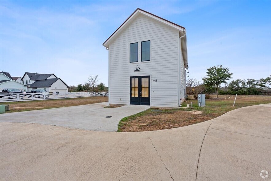 More Photos Of 1006 Frost Ave, Driftwood Loft Creative Space For Sale