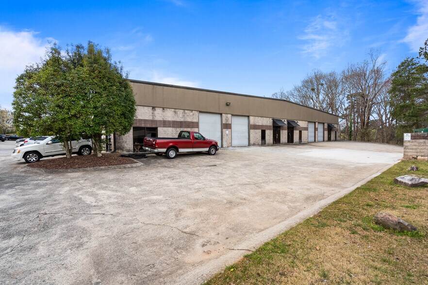 More Photos Of 1150 Alpha Dr, Alpharetta Distribution For Lease