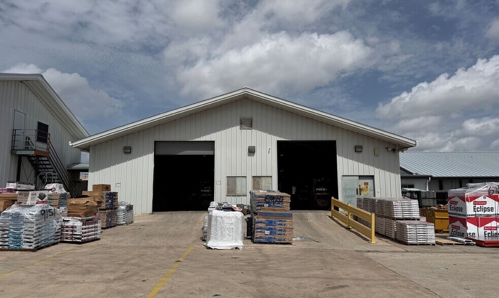 More Photos Of 1821 Central Commerce Ct, Round Rock Unknown For Lease