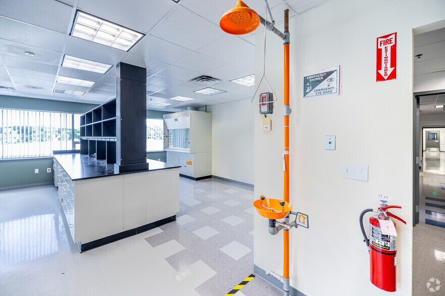 More Photos Of 12 Gill St, Woburn Office For Lease