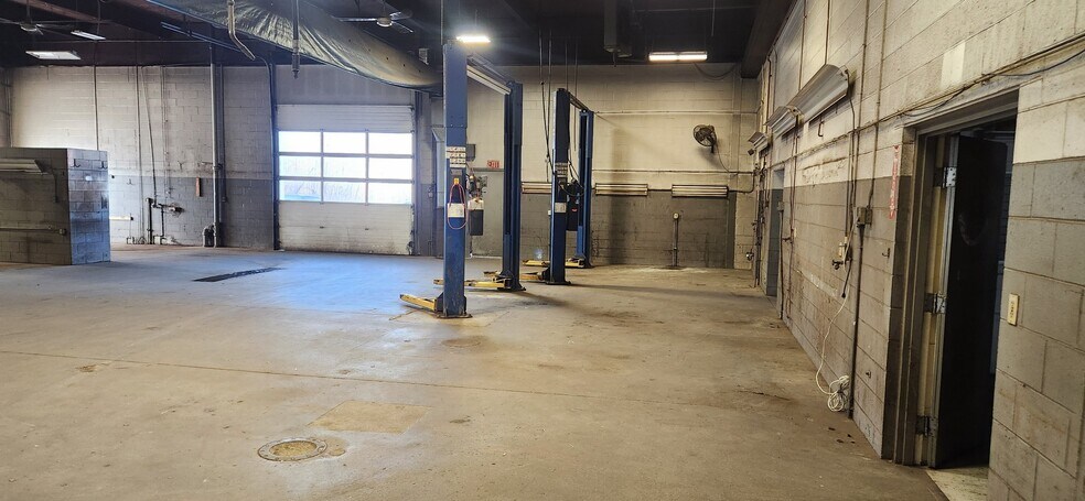 More Photos Of 233 Turnpike Rd, Westborough Freestanding For Lease