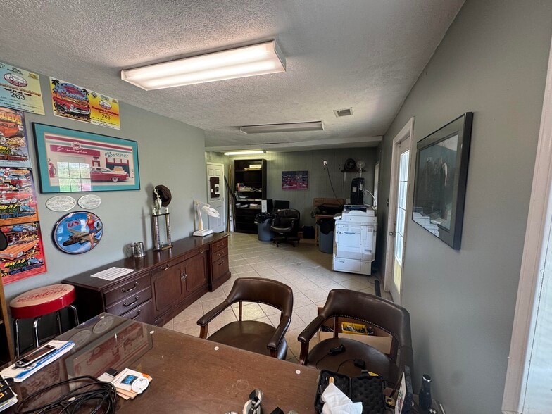 More Photos Of 818 Morton Ave, Bardstown Manufacturing For Sale