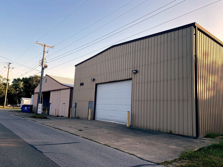 More Photos Of 2409 Chestnut Street, Vincennes Distribution For Sale