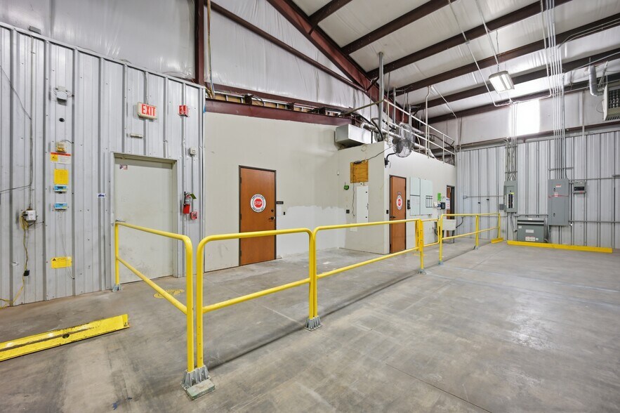 More Photos Of 416 NE 145th Pl, Edmond Warehouse For Lease