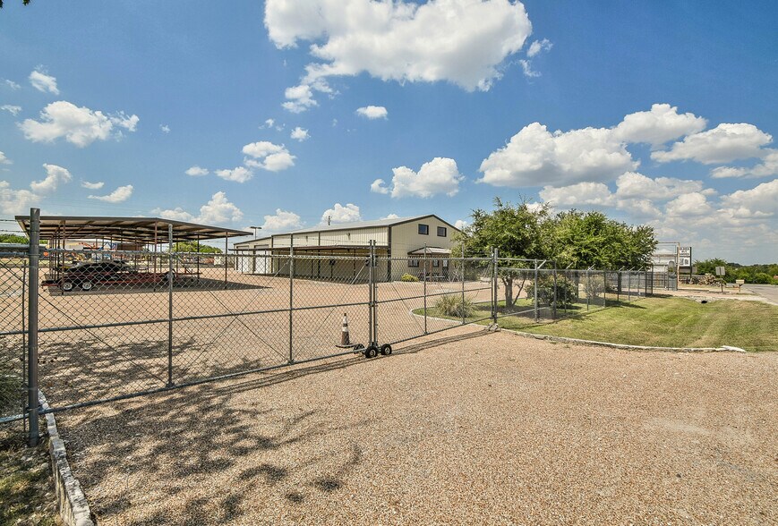 More Photos Of 202 Daisy Dr, Granbury Manufacturing For Sale