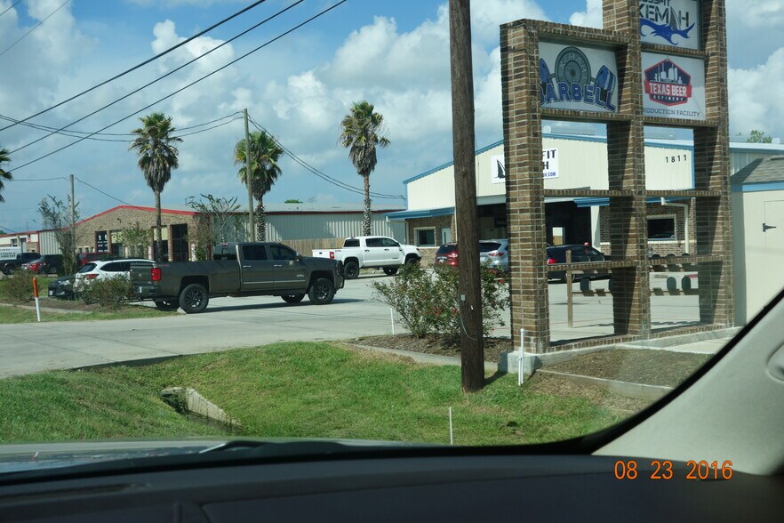 More Photos Of 1825 Dickinson Ave, Dickinson Warehouse For Lease