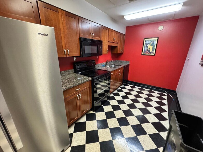 More Photos Of 333 E Main St, Muncie Office For Lease