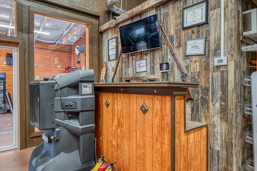 More Photos Of 607 W Gibbs St, Del Rio General Retail For Sale