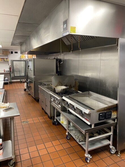 More Photos Of 410 S Clippert St, Lansing Restaurant For Sale