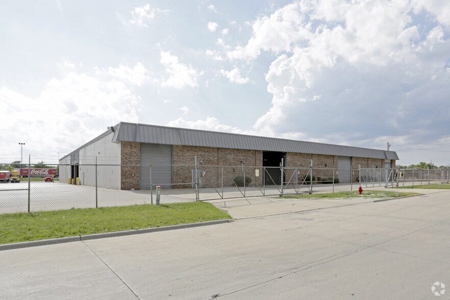 More Photos Of 700-750 S Chestnut Ave, Park City Distribution For Lease