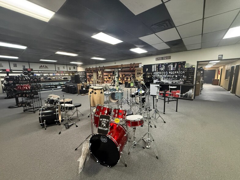 More Photos Of 1109 W Kickapoo Spur St, Shawnee General Retail For Sale