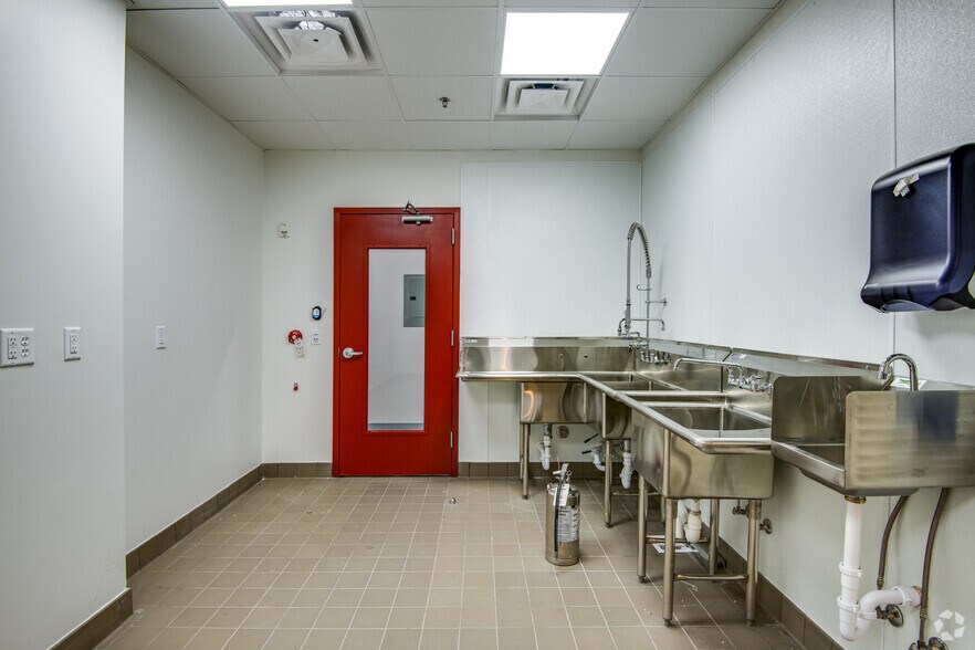 More Photos Of 733-737 N Milwaukee St, Milwaukee Restaurant For Lease