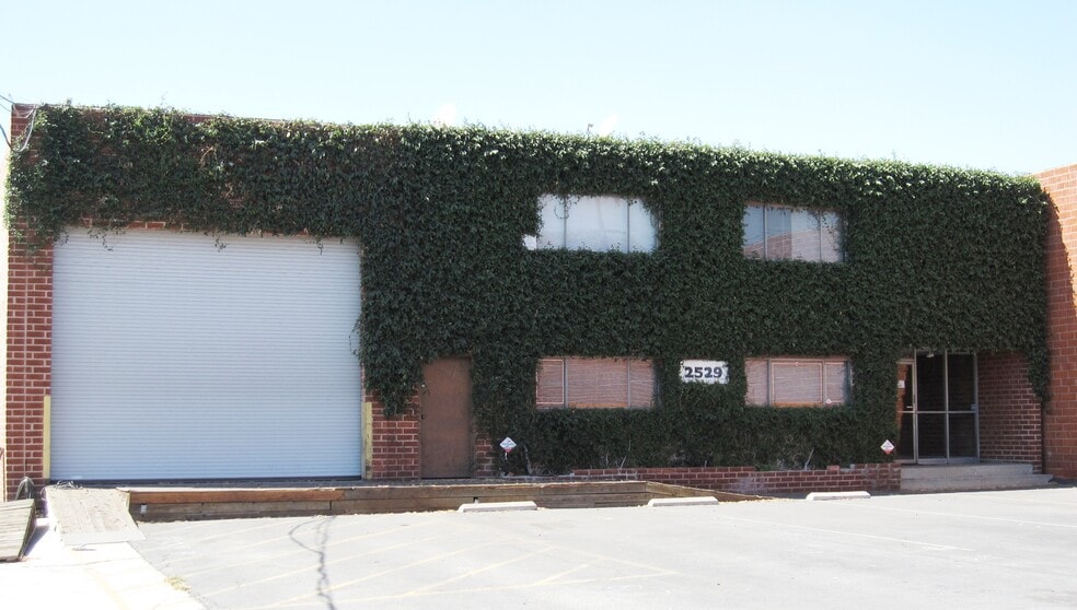 More Photos Of 2523-2529 N Ontario St, Burbank Service For Lease