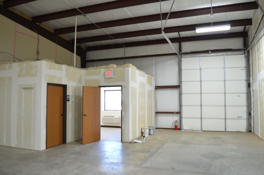 More Photos Of 14624 Metro Plaza Blvd, Edmond Warehouse For Lease