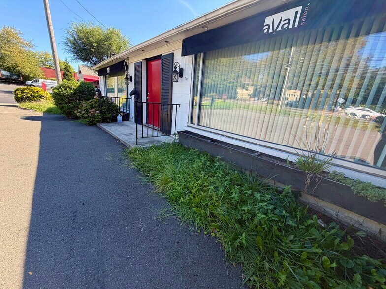 More Photos Of 408 Boston Post Rd, Darien Freestanding For Lease