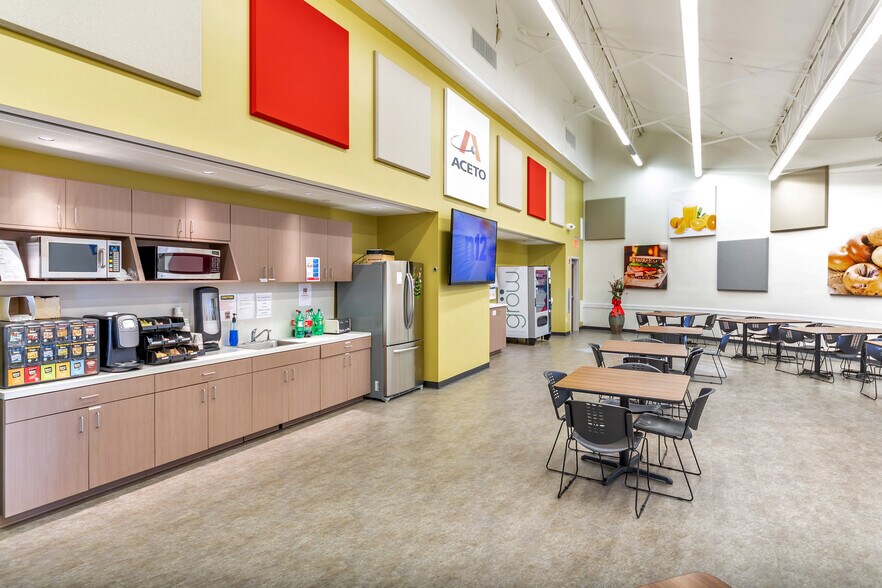 More Photos Of 4 Tri Harbor Ct, Port Washington Flex For Sale