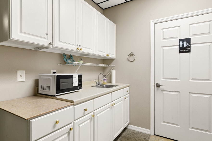 More Photos Of 1502 N Donnelly St, Mount Dora Office Residential For Lease