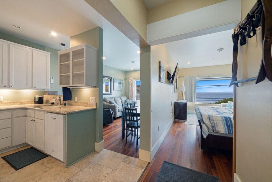 More Photos Of 1505 Pacific Ave NW, Oceanside Hotel For Sale