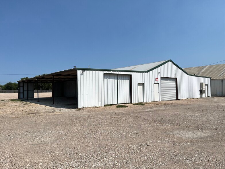 More Photos Of 1520 La Salle Ave, Waco Manufacturing For Lease