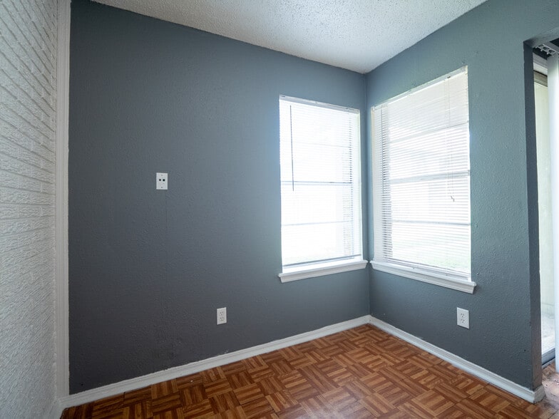 More Photos Of 5924 NW 10th St, Oklahoma City Apartments For Sale