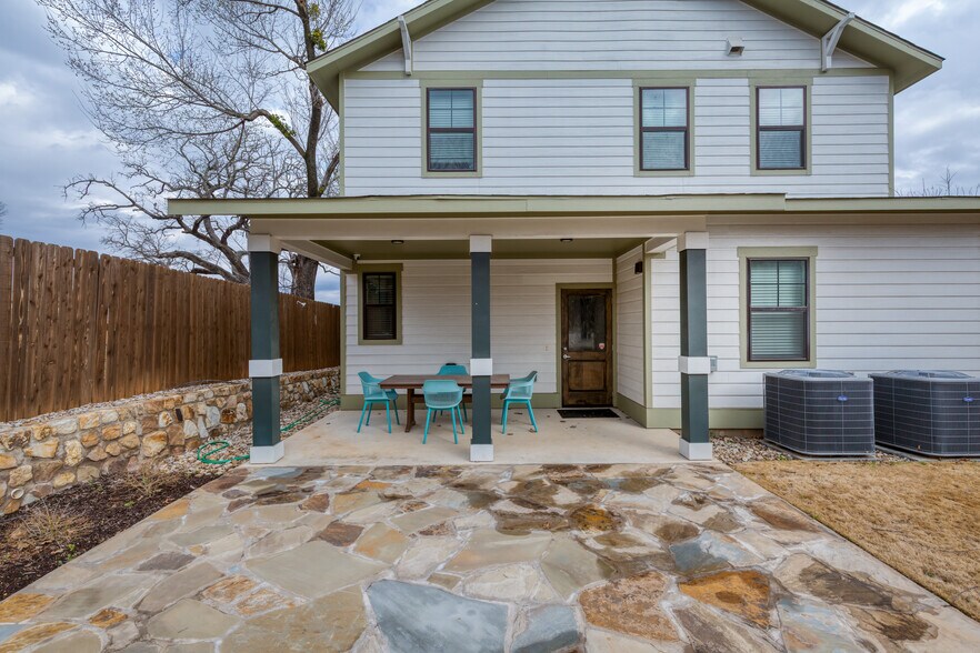 More Photos Of 210 E Church St, Weatherford Office Residential For Lease