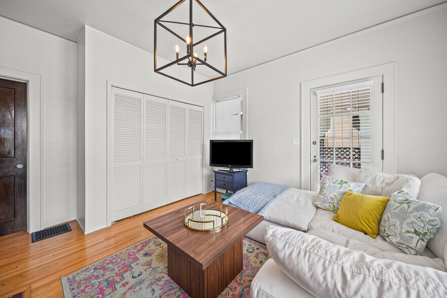 More Photos Of 610 Hawthorne Ln, Charlotte Office Residential For Sale