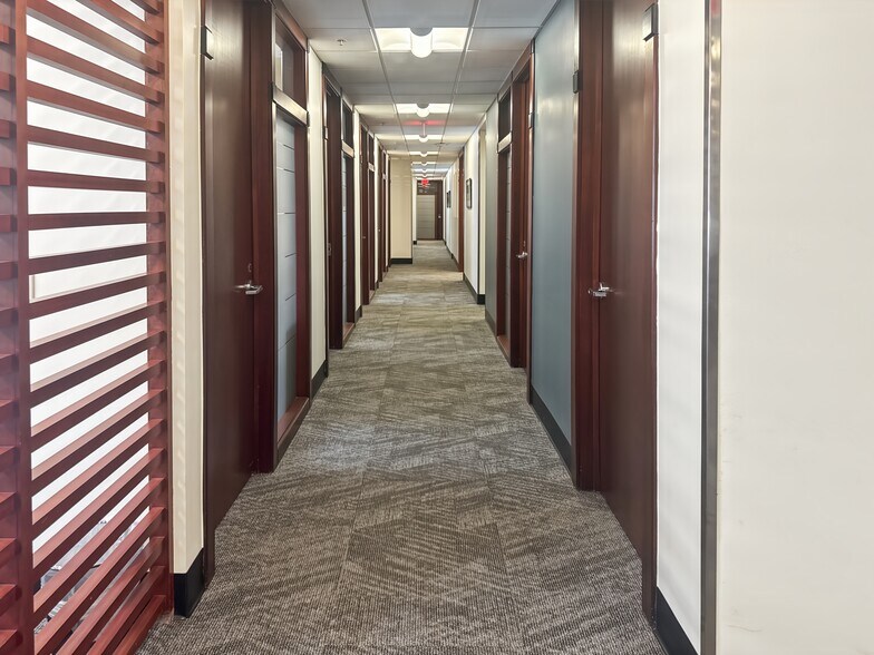 More Photos Of 435-455 Nichols Rd, Kansas City Coworking Space