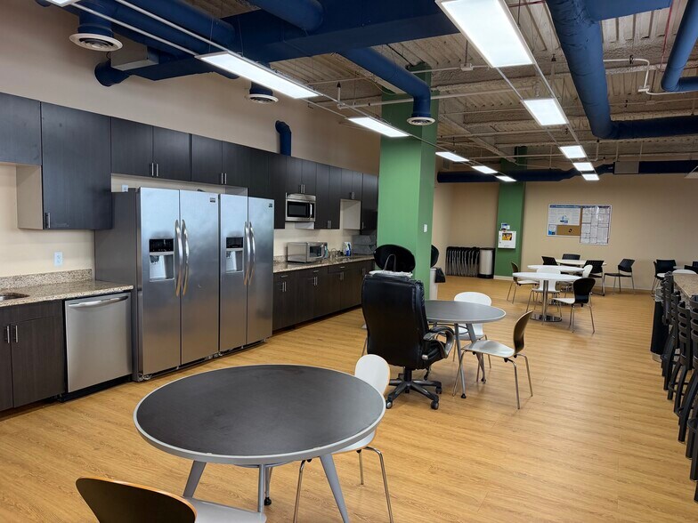 More Photos Of 100 E Big Beaver Rd, Troy Office For Lease