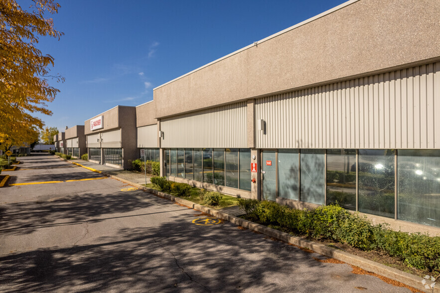 Primary Photo Of 6347-6373 Boul des Grandes-Prairies, Montréal Warehouse For Lease