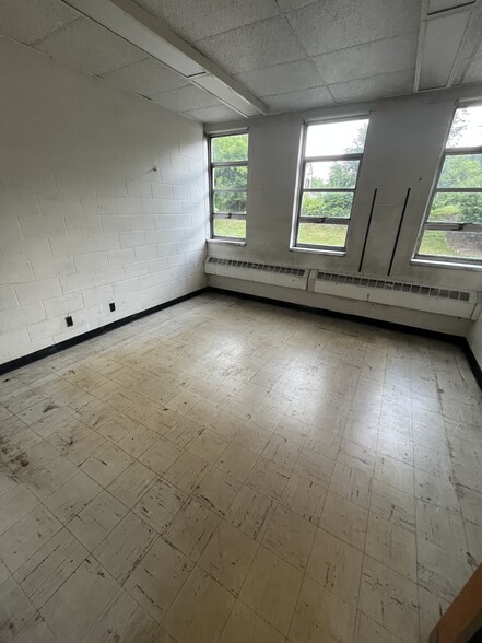 More Photos Of 520 E Bruceton Rd, Pittsburgh Freestanding For Lease