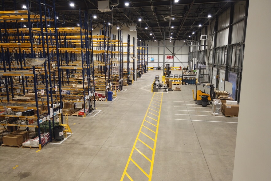 More Photos Of 1245 De L'aviation Av, Dieppe Manufacturing For Lease