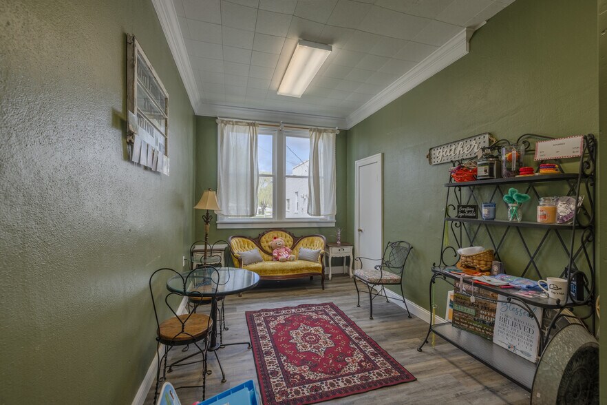 More Photos Of 220 W Lincoln St, Hawk Point General Retail For Sale