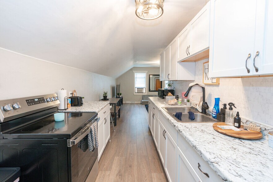 More Photos Of 28 Main St W, Richmond Office For Sale