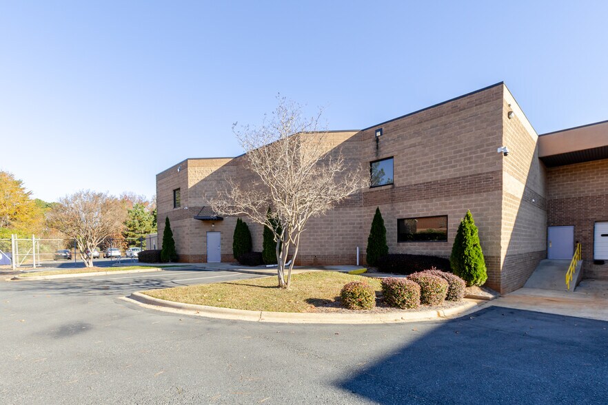 More Photos Of 1960 Crossbeam Dr, Charlotte Light Distribution For Sale