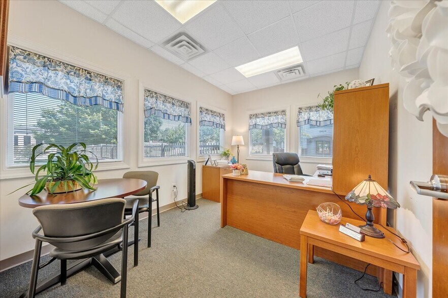 More Photos Of 2408 Electric Rd, Roanoke Medical For Lease