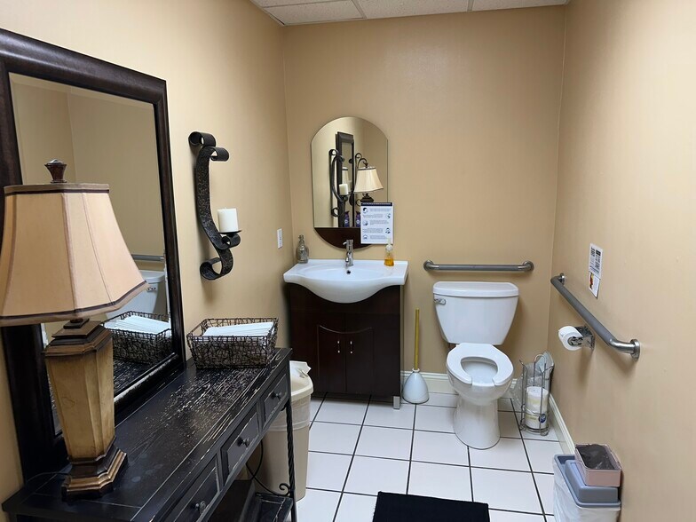More Photos Of 1314 Burch Dr, Evansville Office For Sale