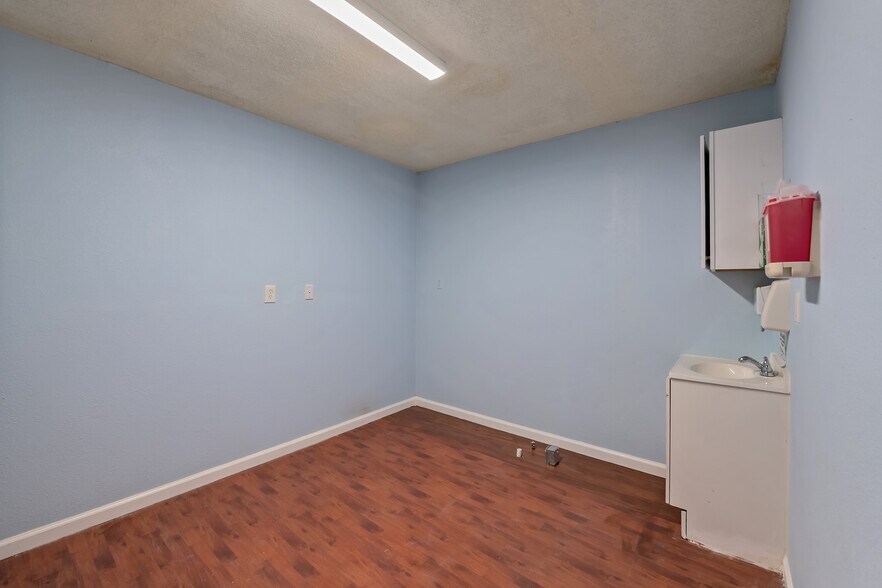 More Photos Of 355-359 N Fairfax Ave, Los Angeles Storefront Retail Office For Lease