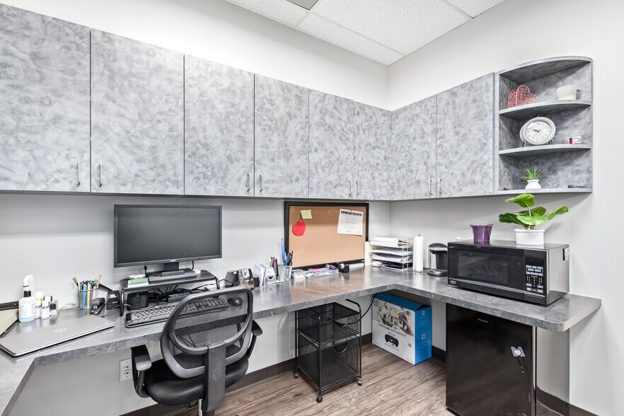 More Photos Of 15600-15650 N Black Canyon Hwy, Phoenix Office For Lease