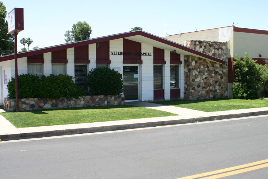Primary Photo Of 207 China Grade Loop, Bakersfield Veterinarian Kennel For Sale